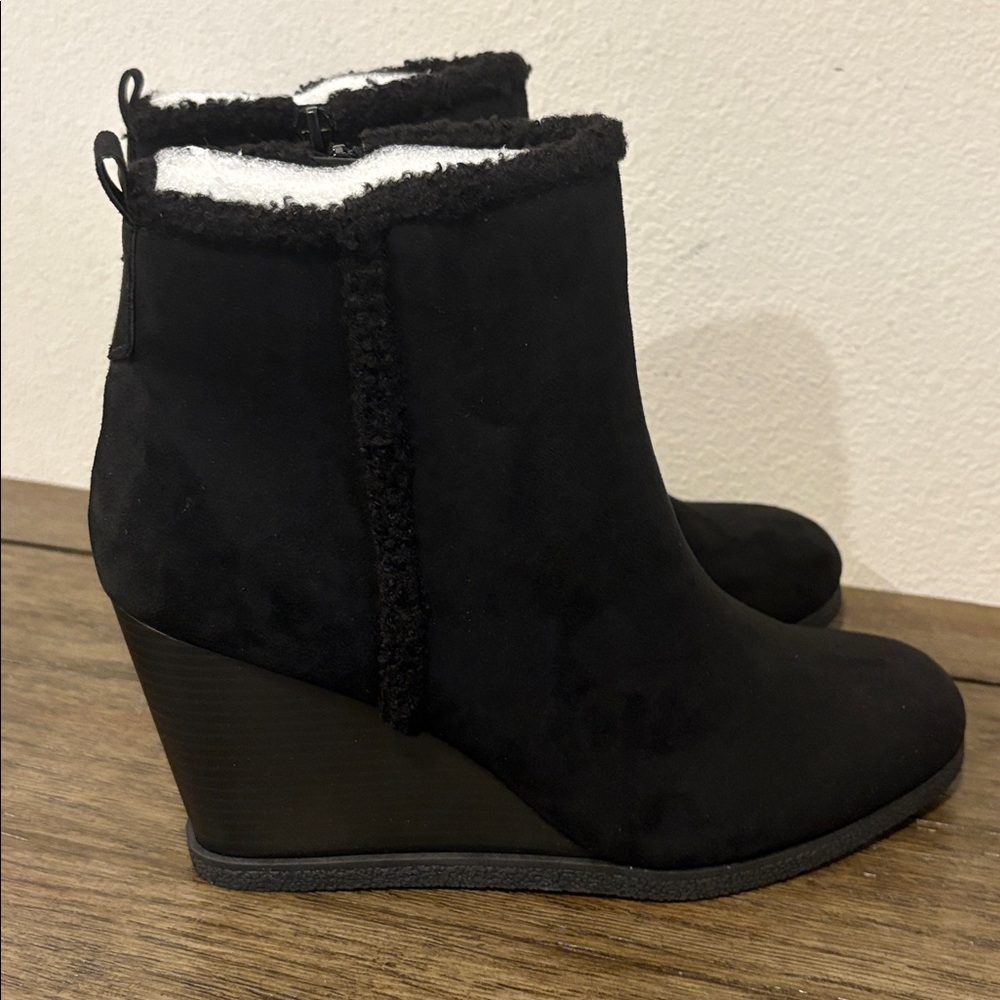 NWT [Sun + Stone] Camillia Faux Suede Ankle Fur Wedge Booties Black Women’s 11 - Picture 4 of 12